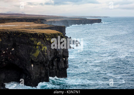 Scogliere di basalto in Londrangar, Snaefellsjoekull National Park, Western Islanda, Europa Foto Stock