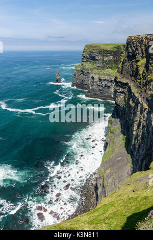 Scogliere di Moher con Breanan Mór rock sullo sfondo. Liscannor, Munster, Co.Clare, Irlanda, Europa. Foto Stock