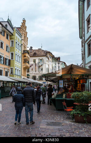 Le persone al centro della città mercato di frutta e verdura. Obstmarkt Square, Bolzano, Trentino Alto Adige - Sudtirol, Italia, Europa. Foto Stock