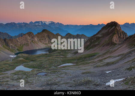 Bivacco Davide, Sant Antonio valli orobiche parco regionale, Lombardia, Italia. Vista da Torsoleto passa al gruppo del Bernina a sunrise. Foto Stock