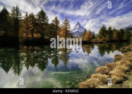 Il Cervino dal lago Grindjisee, in autunno,Zermatt, Svizzera, Europa Foto Stock