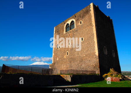 Il monte Etna e il castello normanno di Paternò, Sicilia, Italia Foto Stock