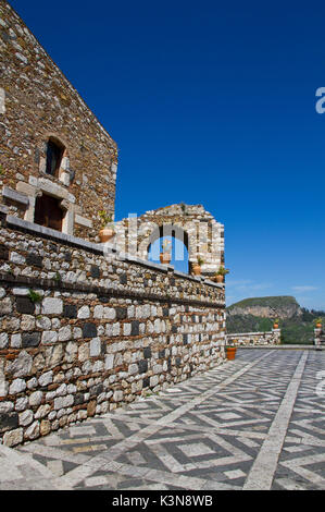 Le strade del borgo antico di Castelmola, Sicilia, Italia, Europa Foto Stock