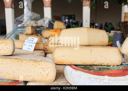 Vista dettagliata del formaggio italiano con rispetto i cartellini del prezzo a Moncalvo fiera del tartufo, Italia Foto Stock