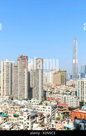 Lo skyline di Shenzhen con la KK100, il secondo edificio più alto della città, su sfondo, Cina Foto Stock