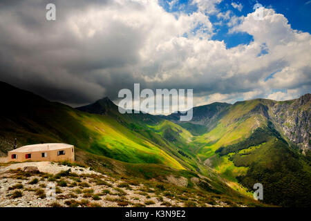 Rifugio Fargno, in backgronud "pizzo tre Vescovi' mountain, monti Sibillini National Park, Marche, Italia Foto Stock