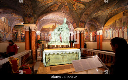 La statua di Sant Emidio all'interno dell'omonima cattedrale, Ascoli Piceno, Marche, Italia Foto Stock