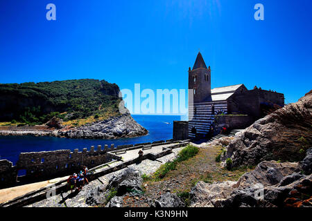 Vista dell'isola Palmaria dal promontorio di Portovenere , con la Chiesa di San Pietro Chiesa in primo piano, Liguria, Italia Foto Stock