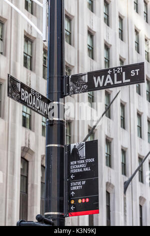 Segnale di traffico a Wall Street e Broadway, Manhattan, New York, New York, Stati Uniti d'America. Foto Stock