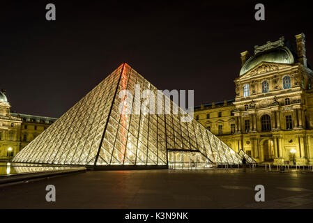 Vista del museo del Louvre e la Piramide, Parigi, Francia Foto Stock