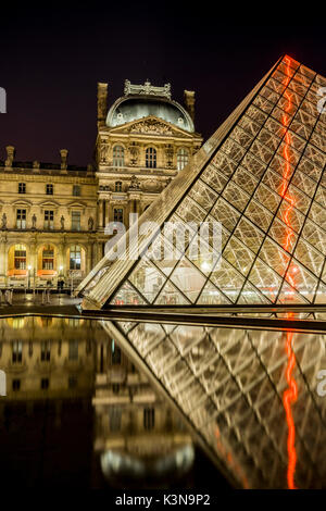 Vista del museo del Louvre e la Piramide, Parigi, Francia Foto Stock