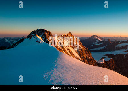 Alba sul picco Dufour e Nordend di picco, le più alte cime del Monte Rosa massiccio. (Valle d'Aosta, Italia) Foto Stock