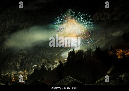 Fuochi d'artificio su Alagna (Alagna Valsesia, Valsesia, provincia di Vercelli, Piemonte, Italia, Europa) Foto Stock