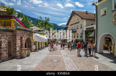 Il comune di Ortisei, famosa per i suoi intagliatori, in estate, Ortisei Val Gardena, Sud Tirolo district, Dolomiti, Italia Foto Stock