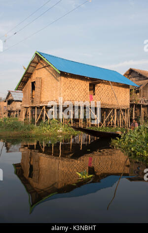 Lago Inle, Nyaungshwe township, Taunggyi distretto, Myanmar (Birmania). Villaggio galleggiante case sul lago. Foto Stock