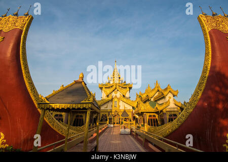 Yangon, Myanmar (Birmania). La facciata del Karaweik Hall ristorante sulle rive del lago Kandawgyi. Foto Stock