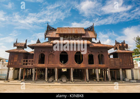 Nyaungshwe, Lago Inle, Stato Shan, Myanmar. La facciata della Shwe Yaunghwe Kyaung monastero. Foto Stock