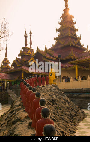 Stato di Rakhine, Myanmar. I monaci statue allineate in una pagoda. Foto Stock