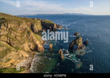 Testa Crohy, County Donegal, Ulster regione, l'Irlanda, l'Europa. Vista aerea sul mare e sulla costa di pile. Foto Stock