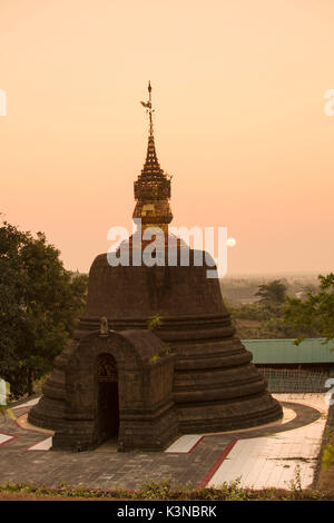 Mrauk-U, Stato di Rakhine, Myanmar. Stupa con impostazione su in background. Foto Stock