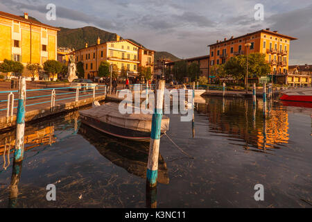 Iseo Lago d'Iseo, Lombardia, Italia. Il porto e il lago di Iseo al tramonto Foto Stock