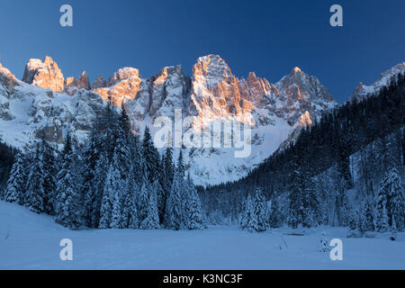 Val Venegia, Pale di San Martino, Dolomiti, provincia di Trento, Trentino Alto Adige, Italia, Europa. Tramonto in Val Venegia in inverno. Foto Stock