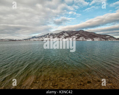 L'Europa, Italia, Abruzzo. Lago di Campotosto Foto Stock