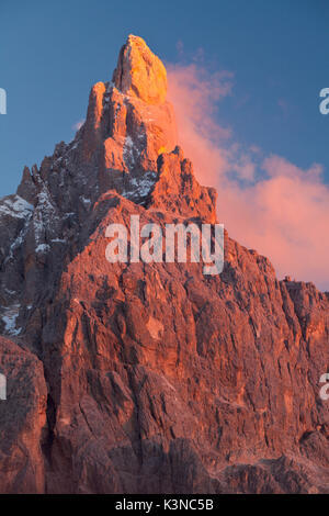 Passo Rolle, Paneveggio-Pale di San Martino il parco naturale delle Dolomiti, Trentino-Alto Adige. Cimone dela Pala al tramonto dal Rifugio Segantini Foto Stock