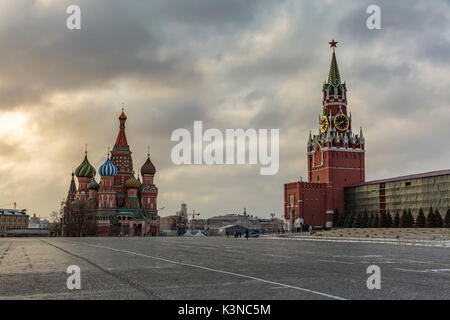 La Russia, Mosca, Piazza Rossa, il Cremlino, la Cattedrale di San Basilio e il Cremlino Spasskaya Tower Foto Stock