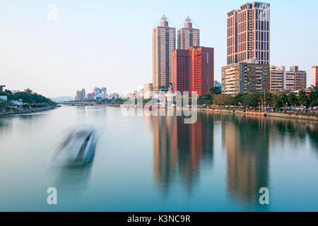 Kaohsiung, Taiwan. Vista panoramica del fiume dell'amore di Kaohsiung dal ponte sulla strada Wufu Foto Stock