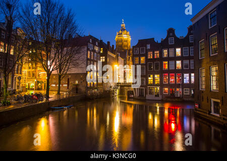 Gli edifici si riflette nei canali di Amsterdam Damrak. Paesi Bassi - Europa Foto Stock