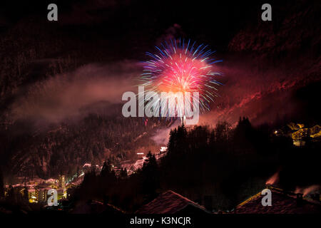 Fuochi d'artificio su Alagna (Alagna Valsesia, Valsesia, provincia di Vercelli, Piemonte, Italia, Europa) Foto Stock