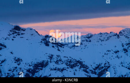 L'Europa, Italia, Lombardia. Luna Tramonto su Livigno si monta in Lombardia Alpi italiane Foto Stock