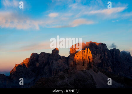 Dolomiti di Sesto, Trentino Alto Adige, Italia, Europa Dolomiti, nel Parco delle Tre Cime di Lavaredo, illuminato dai primi raggi del sole nascente Foto Stock