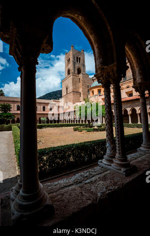 Monreale,Sicilia,Italia uno scorcio della cattedrale di Santa Maria Nuova di Monreale preso dal chiostro della Basilica Foto Stock