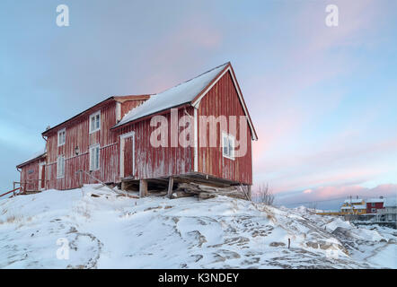 Tipica casa norvegese con colorati sky sullo sfondo, Isole Lofoten in Norvegia Foto Stock