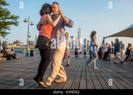 New York, NY 20 Agosto 2017 - coppie di ballerini di tango in una serata estiva in Hudson Rver Park ©Stacy Rosenstock Walsh Foto Stock