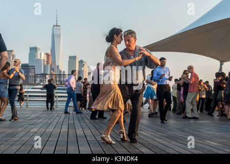 New York, NY 29 Agosto 2017 - coppie di ballerini di tango in una serata estiva in Hudson Rver Park ©Stacy Rosenstock Walsh Foto Stock