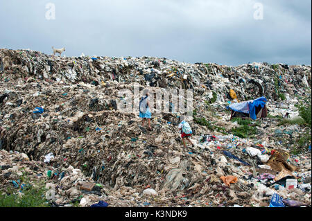 Le bambine birmane a piedi attraverso la discarica nella periferia della città di confine di Mae Sot, in Thailandia il 16 agosto 2017. Foto Stock