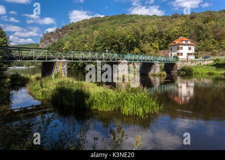Ponte di confine sul fiume Thaya Valley, fiume Dyje, Parco Nazionale Podyjí, Thayatal, Hardegg, bassa Austria, Austria Foto Stock
