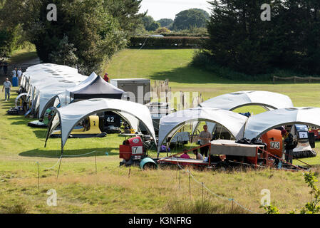 Pista Warily Hampshire England Regno Unito. Agosto 2017. Tela ripari utilizzati per proteggere le macchine di hovercraft nel box alla pista Warily circuito. Foto Stock