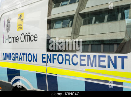 Casa Ufficio immigrazione esecuzione furgoni di Southwark, London, SE1, Regno Unito Foto Stock