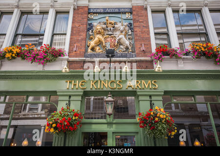 Esterno del re un braccio di public house off Borough High Street su Newcomen Street, London, SE1, UK. Foto Stock