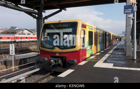 S-Bahn Berlin treno a Warschauer stazione Staβe -1 Foto Stock