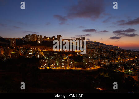 La città di Haifa, Vista notte antenna paesaggio panoramico foto. Foto Stock