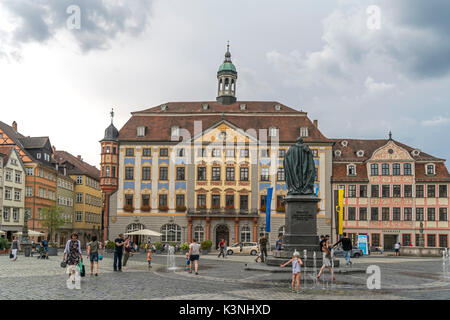 Il Rathaus mit Prinz-Albert-Denkmal auf dem Marktplatz in Coburg, Oberfranken, Bayern, Deutschland | Town Hall e la statua del Principe Alberto sul mercato s Foto Stock