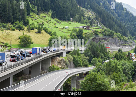 Goesschenen, Svizzera - 12 Luglio 2017: i veicoli su strada statale in attesa in linea per entrare in galleria del San Gottardo sulle alpi svizzere Foto Stock