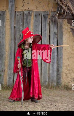 Giovane mago con la sua magia personale e Bacchetta magica lancia un incantesimo a dragon Fest 2017, ospitato presso il West Stow anglo villaggio sassone in Norfolk, Inghilterra. Foto Stock