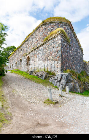 Possenti mura di pietra della Fortezza di Suomenlinna a Helsinki in Finlandia in estate Foto Stock