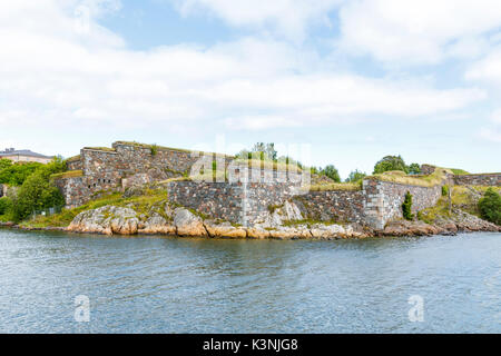 Possenti mura di pietra della Fortezza di Suomenlinna a Helsinki in Finlandia in estate Foto Stock